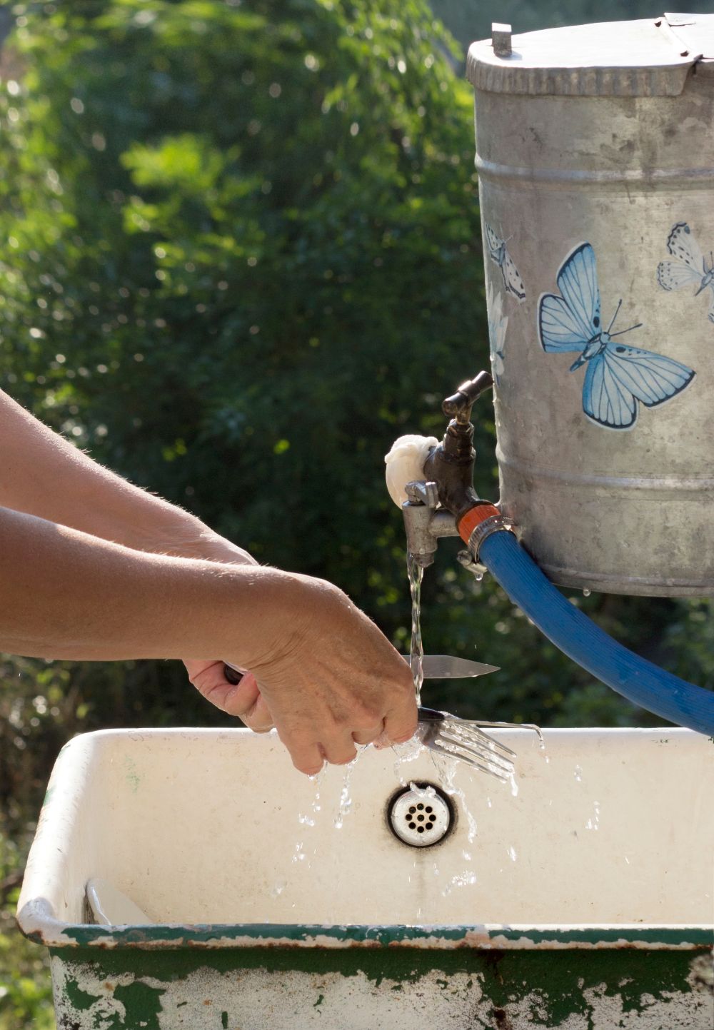Robinet extérieur alimenté par un puits artésien, eau claire et pure au Québec.