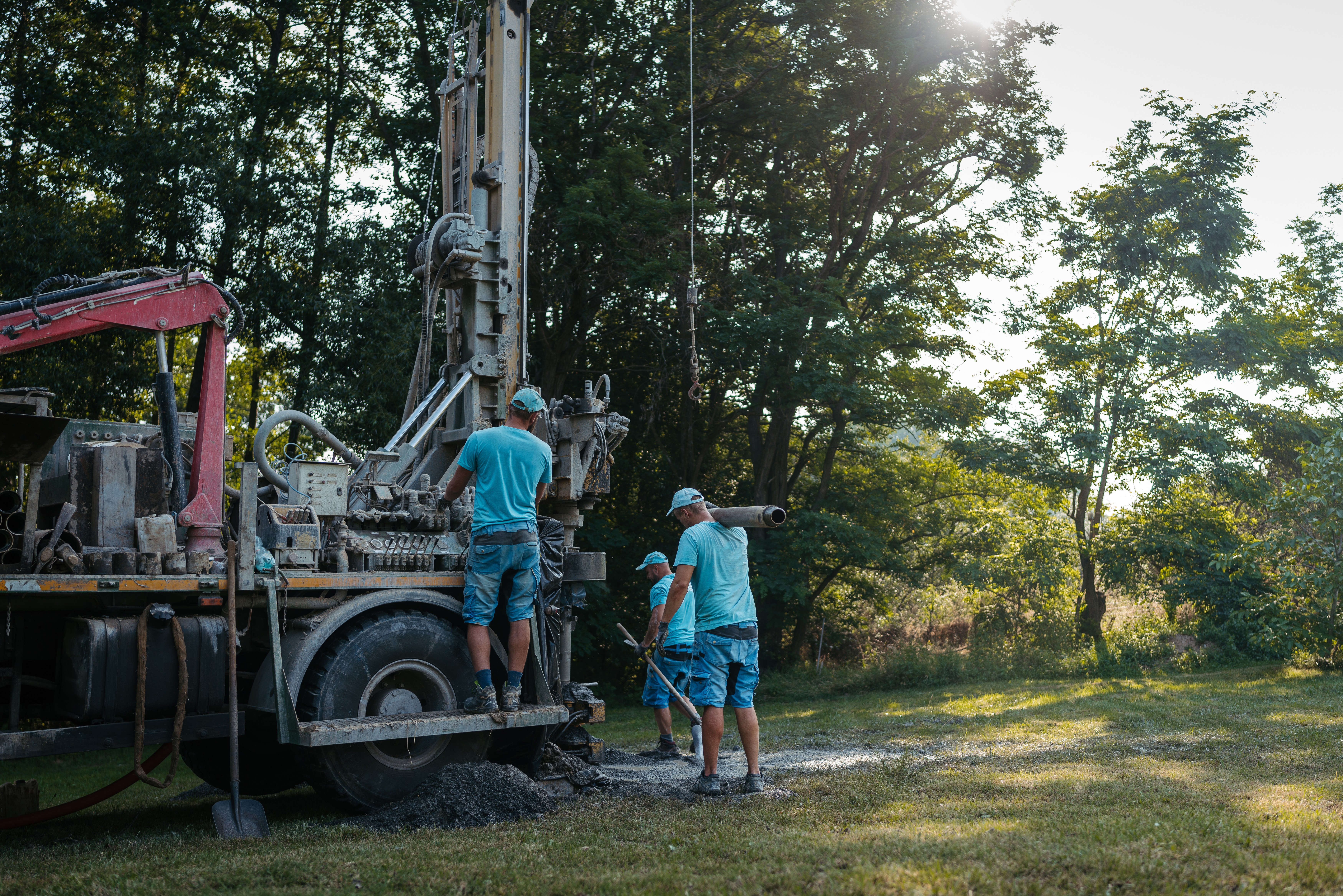 Forage de puits d’eau potable avec foreuse rotative sur chantier au Québec.